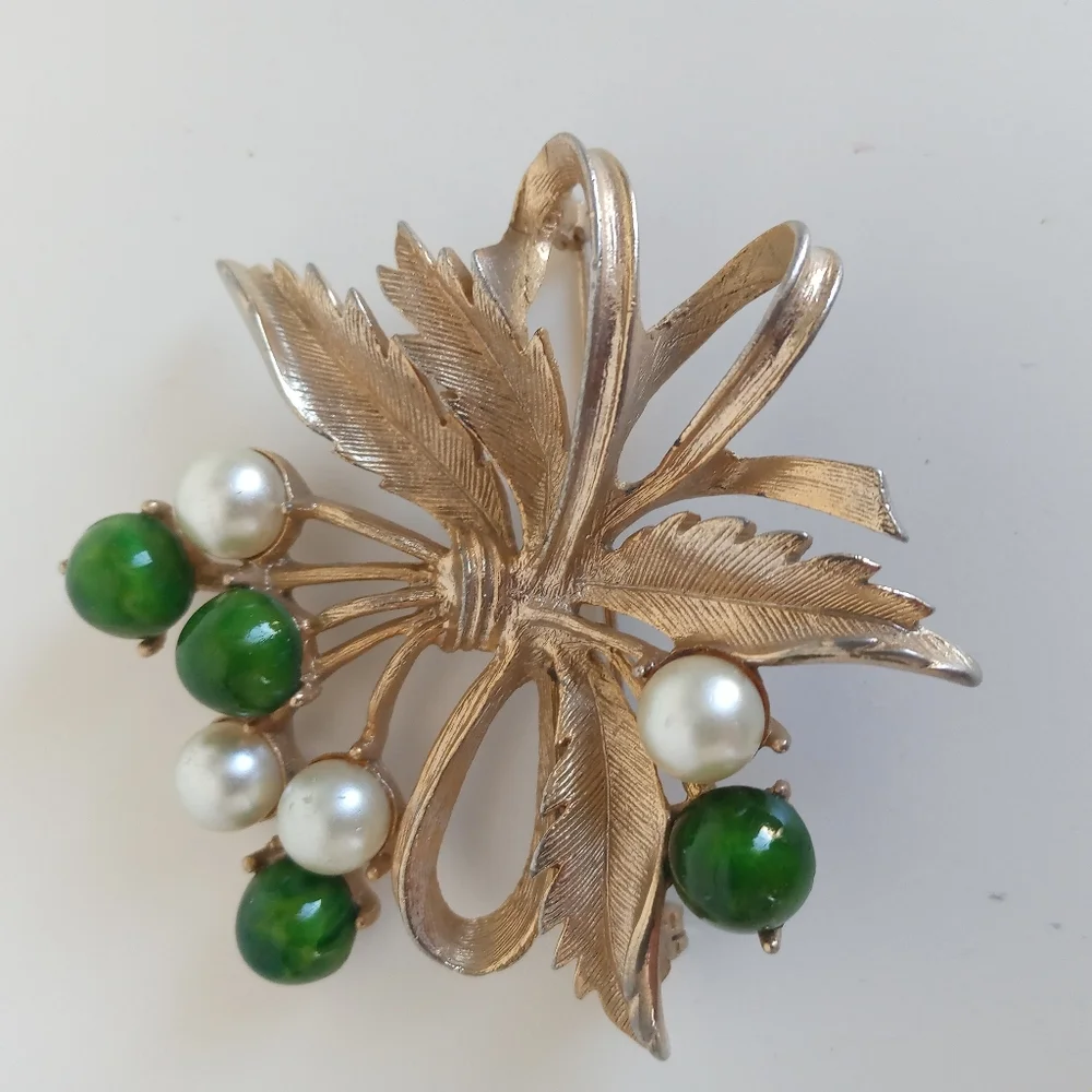 Sarah Coventry Vintage Gold Tone Faux Pearls and Jade Brooch